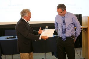 Remise du Prix Moissan 2018 par A. Tressaud au Prof. David O’Hagan lors du 22 International Symposium on Fluorine Chemistry, qui s’est tenu en juillet 2018 à Oxford (UK)