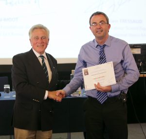 Remise du Prix Moissan 2018 par A. Tressaud au Prof. David O’Hagan lors du 22 International Symposium on Fluorine Chemistry, qui s’est tenu en juillet 2018 à Oxford (UK)