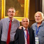 David O’Hagan (à gauche) avec les Profs. Karl O. Christe, Prix Moissan 2000 (droite) et Surya Prakash, Prix Moissan 2015 (centre)